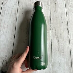 PREOWNED SWELL BOTTLE GREEN 25 OUNCE CAPACITY WITH LID